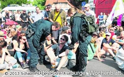 Gegendemonstranten blockieren den Platz vor dem Wincklerbad