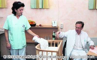 Praktische Spende für die jungen Mütter Metallbau Fricke spendet drei Baby-Beistellbetten
