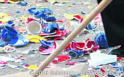 Ausgelassen feiern: Scherben bringen Glück