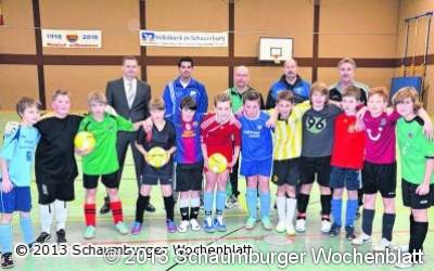 Volksbank in Schaumburg spendet 79 Futsal-Bälle