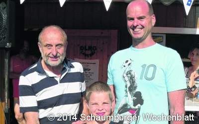 Auch der Opa und Enkel tummeln sich im Wasser