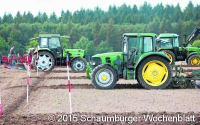 Perfekte Pflugbilder auf dem Feld