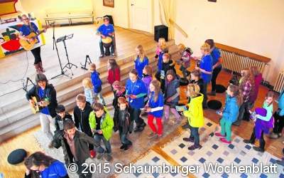 Kinder singen und tanzen in der Rodenberger Kirche