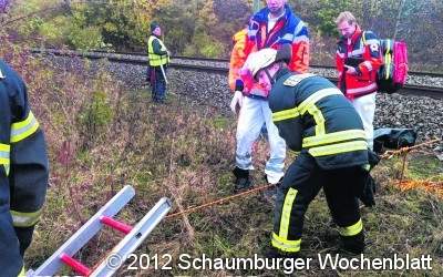 Die Feuerwehr rettet verletzten Gleisarbeiter
