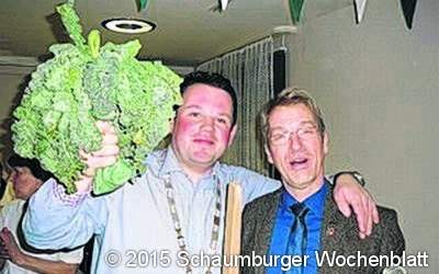 Gut gelaunte Männerrunde findet neuen Kohlkönig