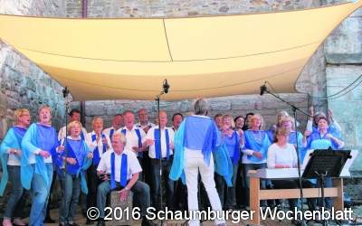﻿Gesang vor malerischer Kulisse