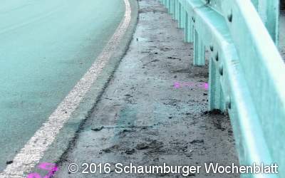 Eine lange Planke verhindert Parken