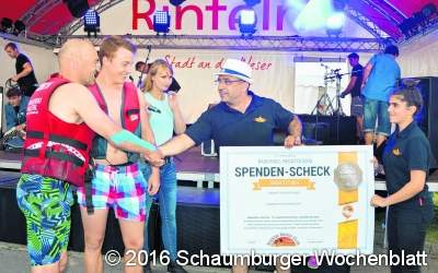 Auf roten Badeinseln die Weser herunter fahren