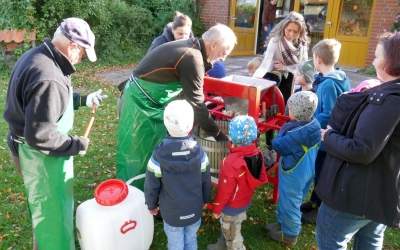 Kinder mosten mit dem Heimatverein