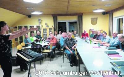 Eine junge Frau gibt beim Verein den Ton an