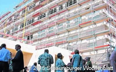 Der Richtkranz steigt am  Klinikneubau in die Höhe
