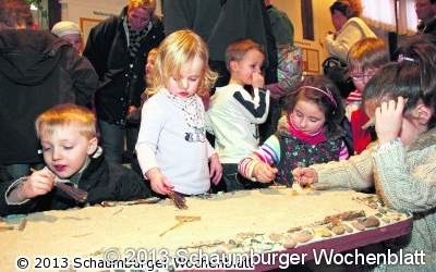 Die kleinen Künstler zeigen beim Hämmern und Kleben ihr Können