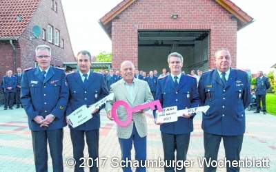 Neue Halle und zwei mittlere Löschfahrzeuge