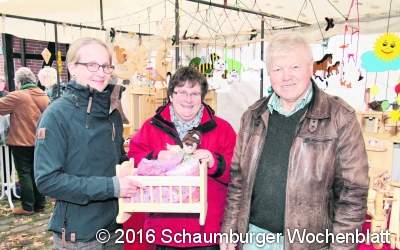 Die Besucher strömen zum Kunsthandwerkermarkt