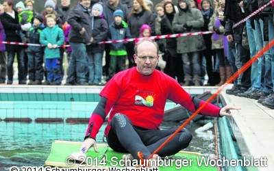 Surfbrett-Fahrt über das Schwimmerbecken