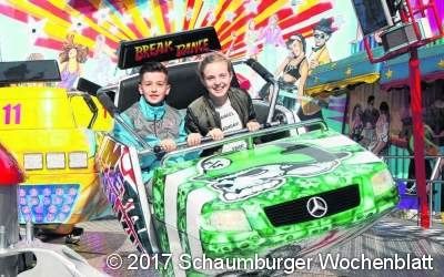 Menschen strömen in die Innenstadt