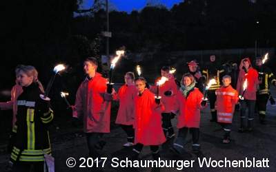 Viele Eulen und Raketen ziehen durch Haste