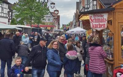 Auf der Maimesse 40 Meter über der Stadt fliegen
