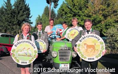 Matthias Möller jubelt, er ist neuer Schützenkönig