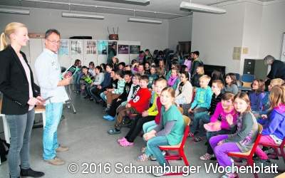 Die Volksbank holt den Autor  Fabian Lenk in die Grundschule