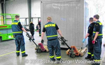Helfer sorgen für Stromversorgung