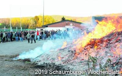 Die Gäste genießen die Zeit am prasselnden Feuer