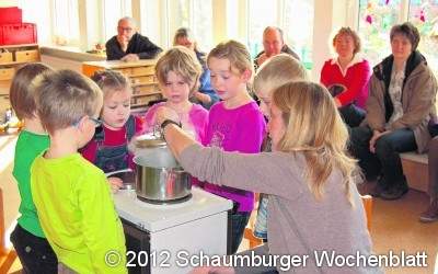 Kinder üben sich als Naturforscher