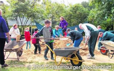 Eltern schippen und schaufeln