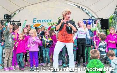 18 Kinder wagen sich auf die Bühne