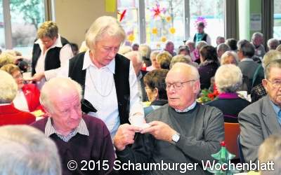Kinder spielen für Senioren