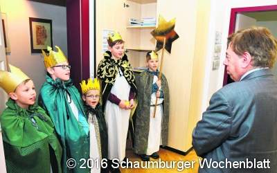 Sternsinger segnen Rathaus