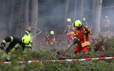 In schwierigem Gelände gegen das Feuer vorrücken