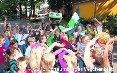 Bürgermeister bringt ein signiertes Trikot mit