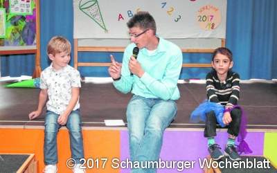 Drei neue Schüler werden mit Tanz und Liedern begrüßt