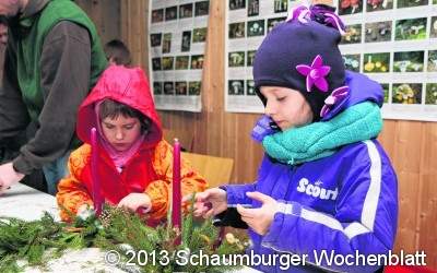 Gäste genießen mitten im Forst den Weihnachtsmarkt