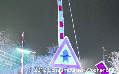 Zug rammt Auto bei geöffneter Schranke