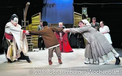 Der kaukasische Kreidekreis im Rathaussaal Brecht-Aufführung: Erzählung zweier unabhängiger Geschichten mit zusammengeführtem Ende