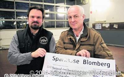 1250 Euro übergeben
