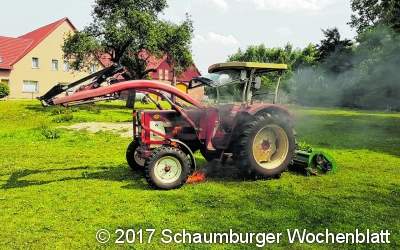 Ein Traktor steht in Flammen