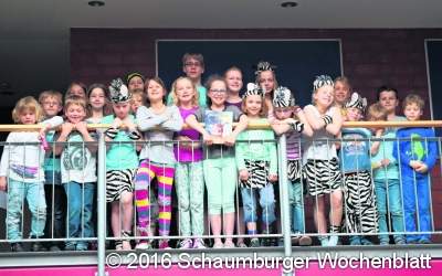 ﻿Kinderchor der Musikschule singt mit Paul und Kathy Kelly