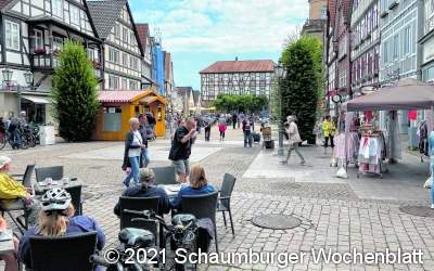Schnäppchen machen und Häppchen
essen in Rintelner Fußgängerzone