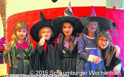 Kinder feiern Fasching auf dem Bau-Hof