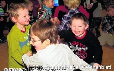 Knapp hundert Disco-Besucher tanzen
