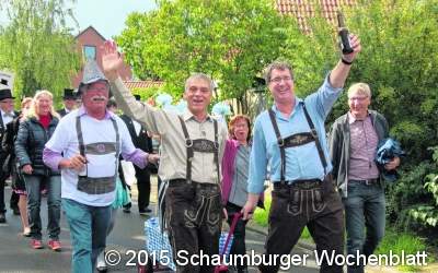 Die Kinder werden von der Kirche abgeholt