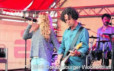 Ausgelassen feiern mit zwei Live-Bands