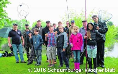 ﻿Trotz Regen haben junge Angler Spaß