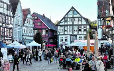 Eine volle Innenstadt mit vielen 
kauflustigen Menschen