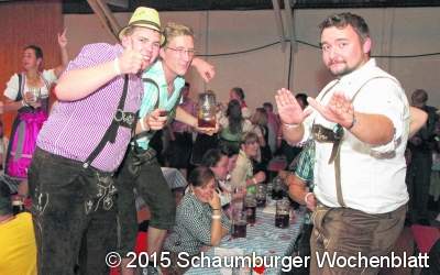Ausgelassen feiern in Dirndl und Lederhose