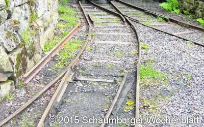 Auch ein Rad rollt über die Gleise