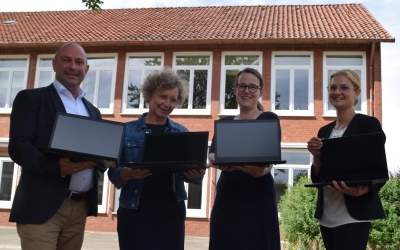 Volksbank Hameln-Stadthagen spendet Laptops an Grundschule